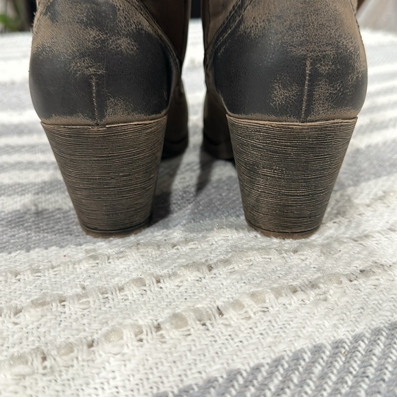 Rocket dog women’s size 7.5 boots! Wore once! - Picture 3 of 6